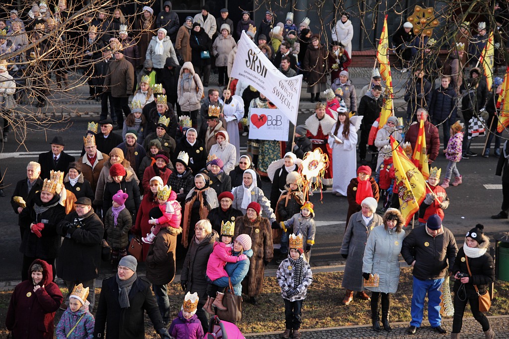 Tłum legniczan przeszedł w Orszaku Trzech Króli