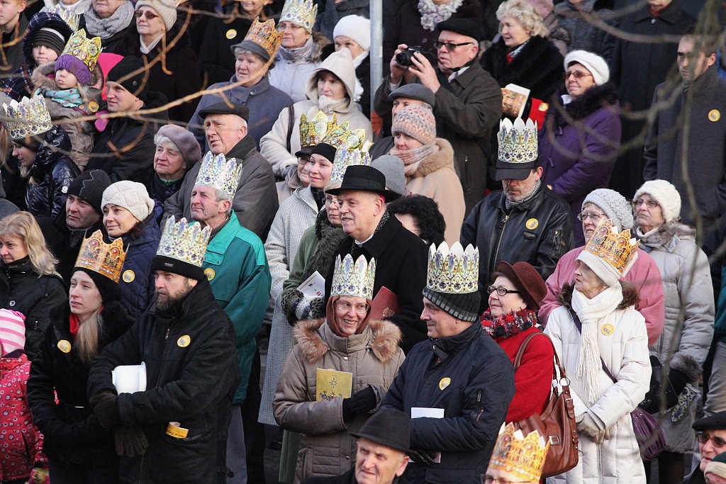 Tłum legniczan przeszedł w Orszaku Trzech Króli
