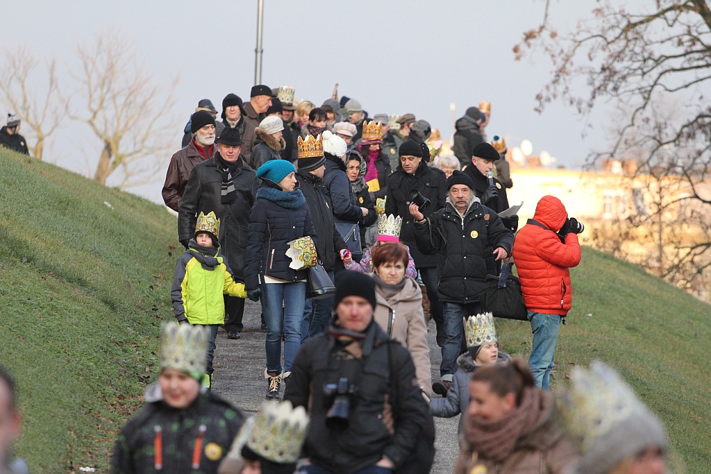 Tłum legniczan przeszedł w Orszaku Trzech Króli