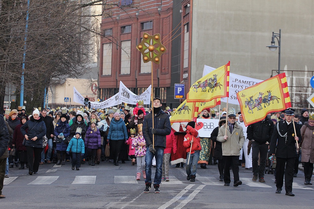 Tłum legniczan przeszedł w Orszaku Trzech Króli