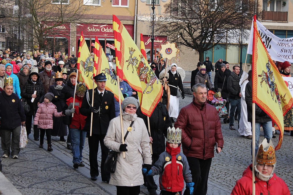 Tłum legniczan przeszedł w Orszaku Trzech Króli
