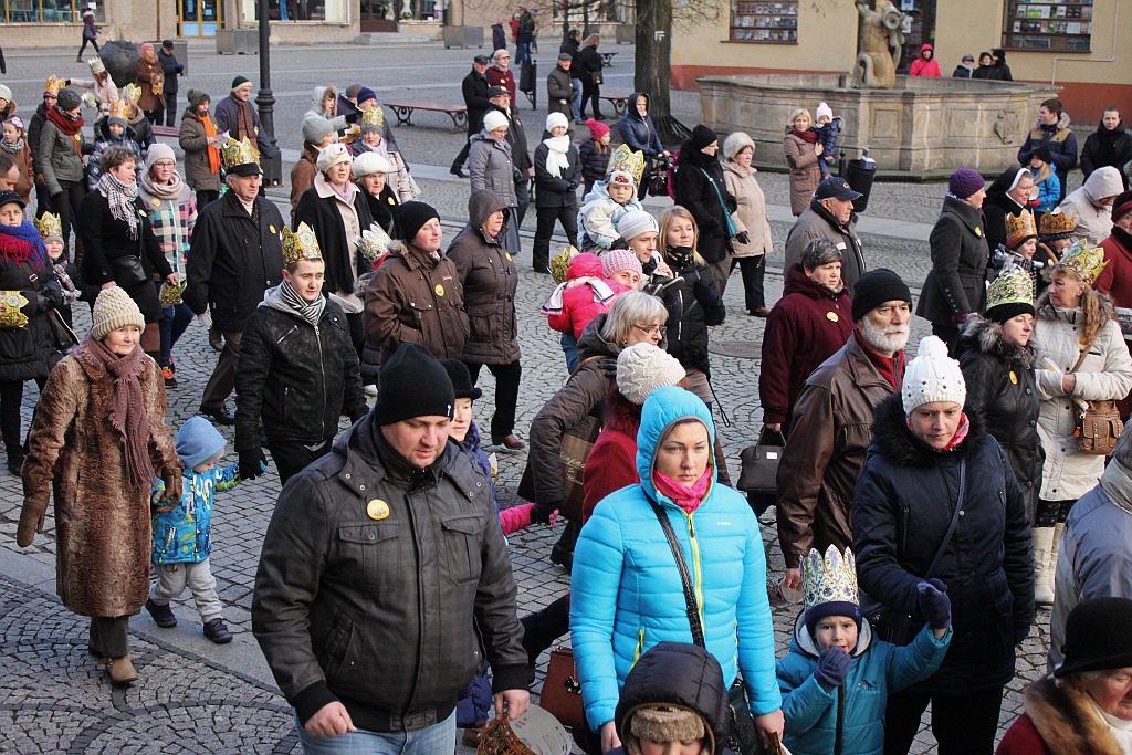 Tłum legniczan przeszedł w Orszaku Trzech Króli