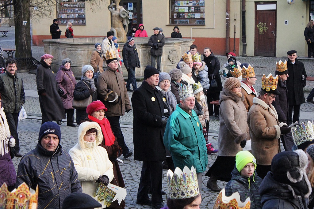 Tłum legniczan przeszedł w Orszaku Trzech Króli