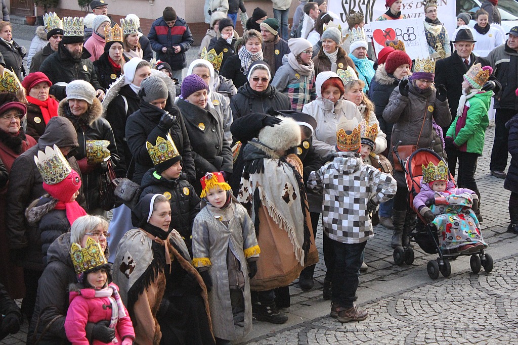 Tłum legniczan przeszedł w Orszaku Trzech Króli