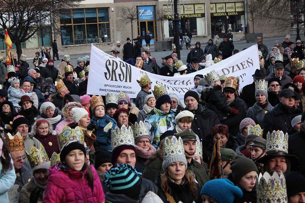Tłum legniczan przeszedł w Orszaku Trzech Króli