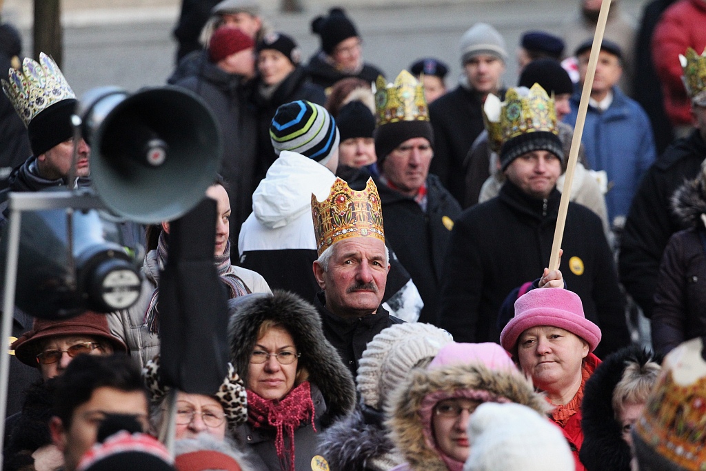 Tłum legniczan przeszedł w Orszaku Trzech Króli