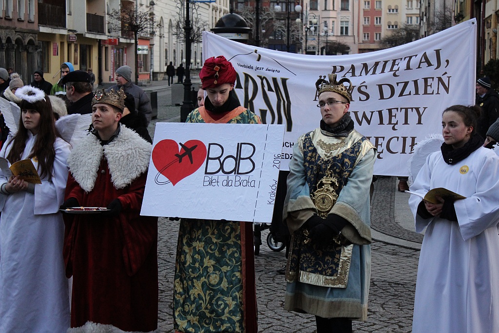 Tłum legniczan przeszedł w Orszaku Trzech Króli