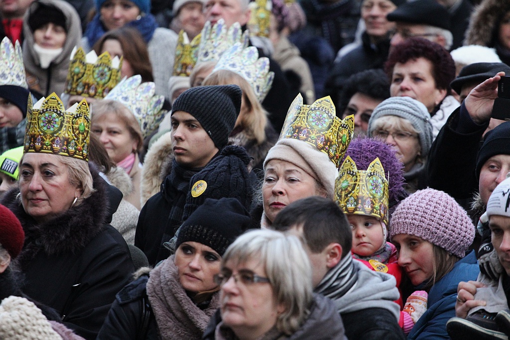 Tłum legniczan przeszedł w Orszaku Trzech Króli