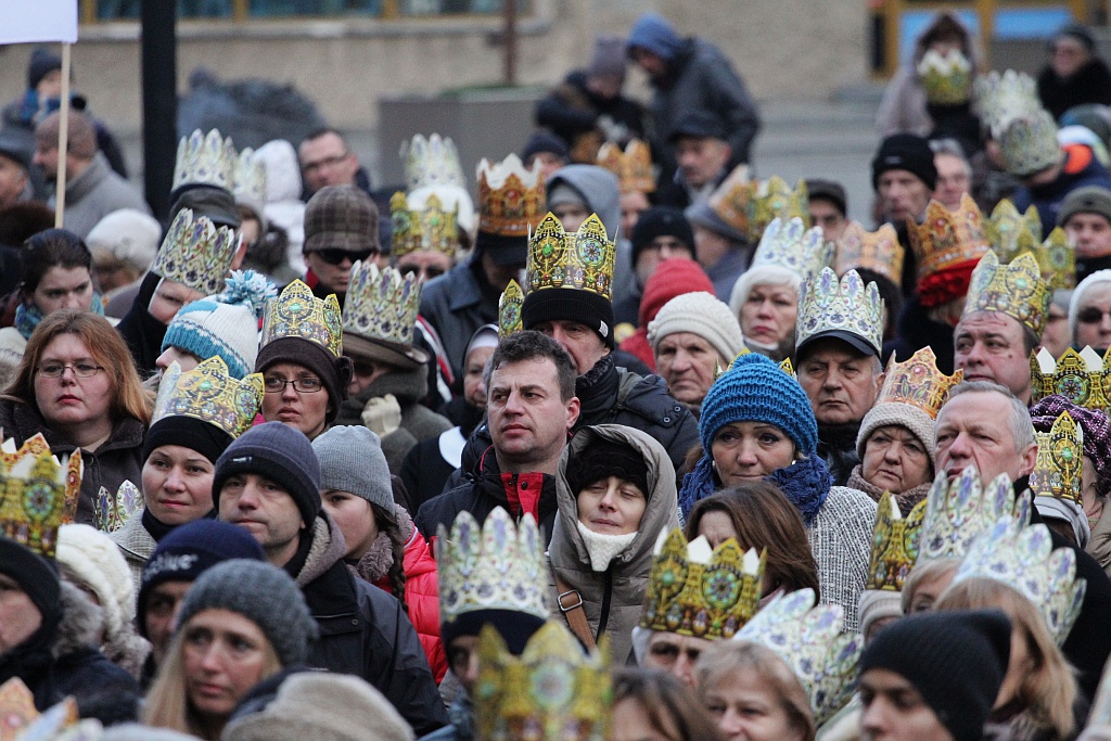 Tłum legniczan przeszedł w Orszaku Trzech Króli