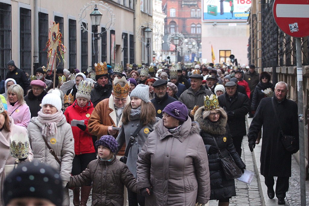 Tłum legniczan przeszedł w Orszaku Trzech Króli