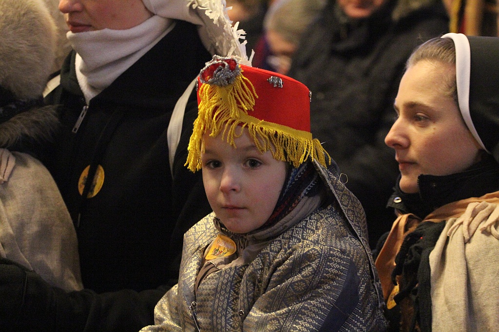 Tłum legniczan przeszedł w Orszaku Trzech Króli