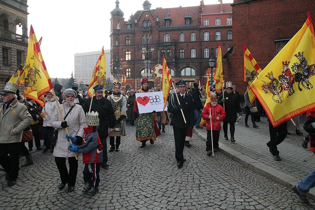 Tłum legniczan przeszedł w Orszaku Trzech Króli
