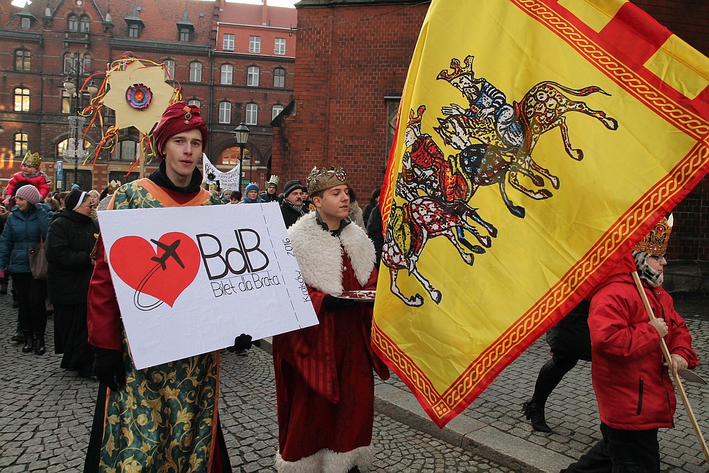 Tłum legniczan przeszedł w Orszaku Trzech Króli