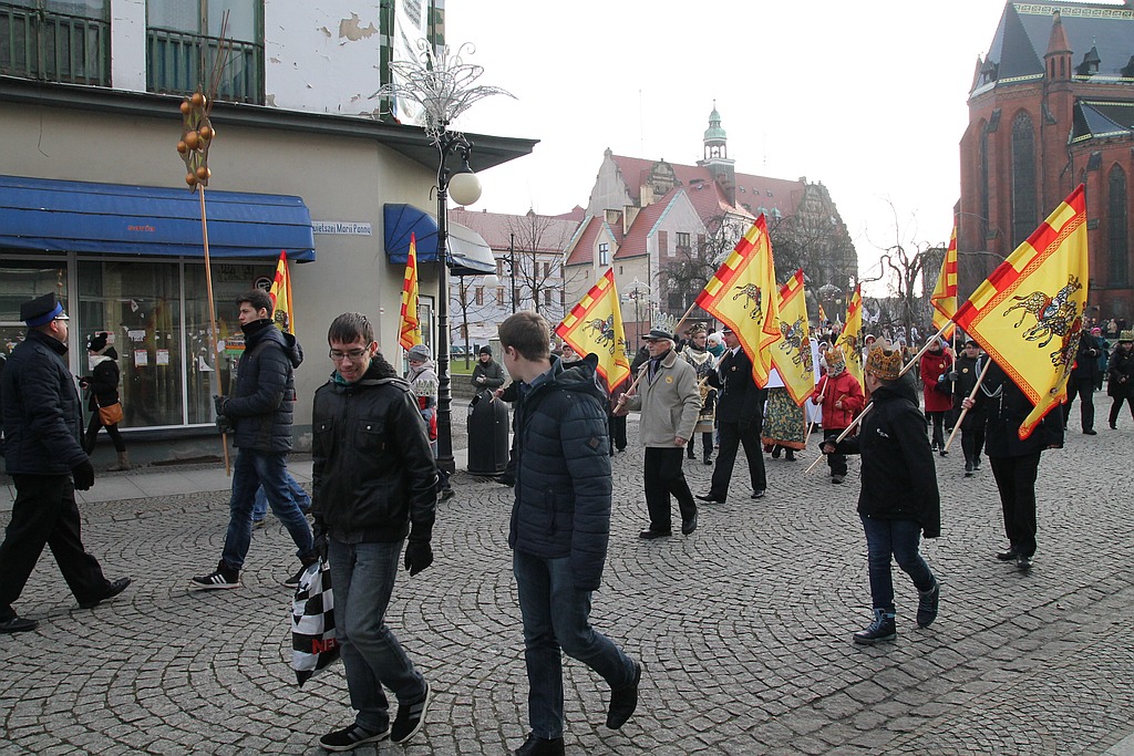 Tłum legniczan przeszedł w Orszaku Trzech Króli