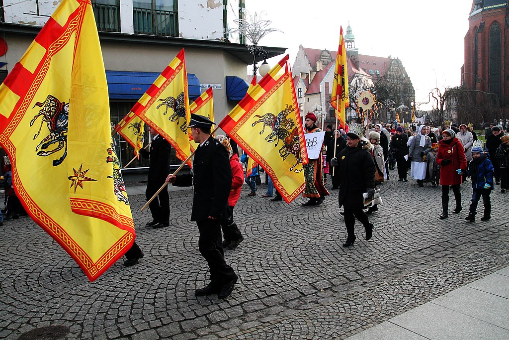Tłum legniczan przeszedł w Orszaku Trzech Króli