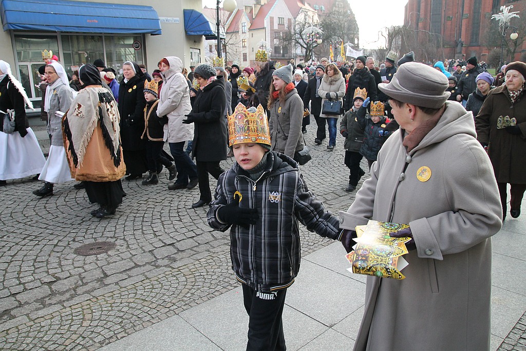 Tłum legniczan przeszedł w Orszaku Trzech Króli