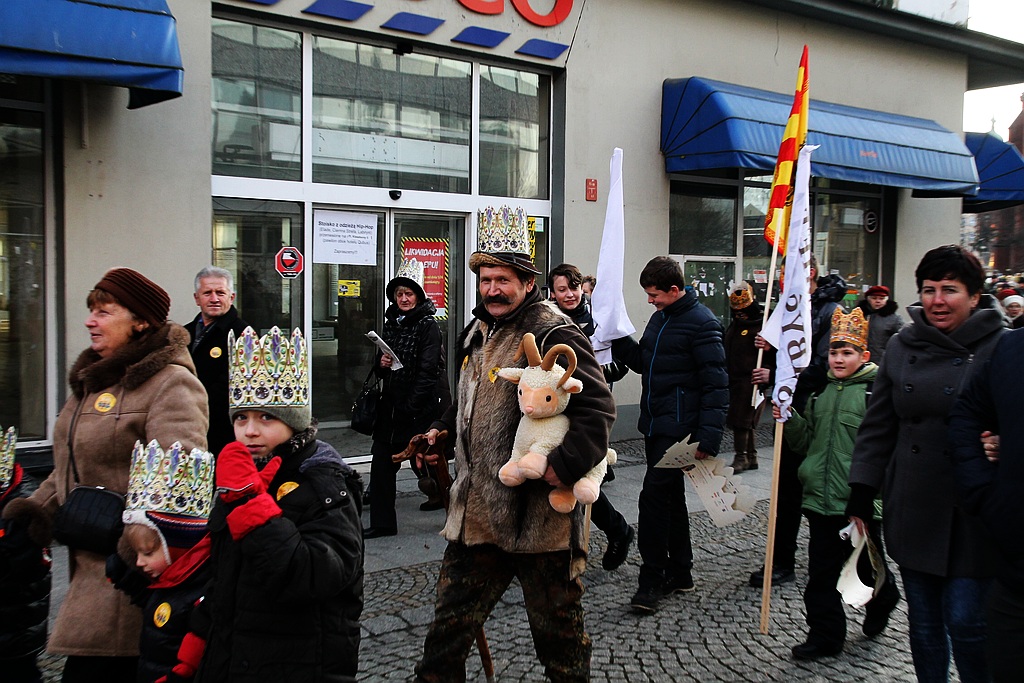 Tłum legniczan przeszedł w Orszaku Trzech Króli