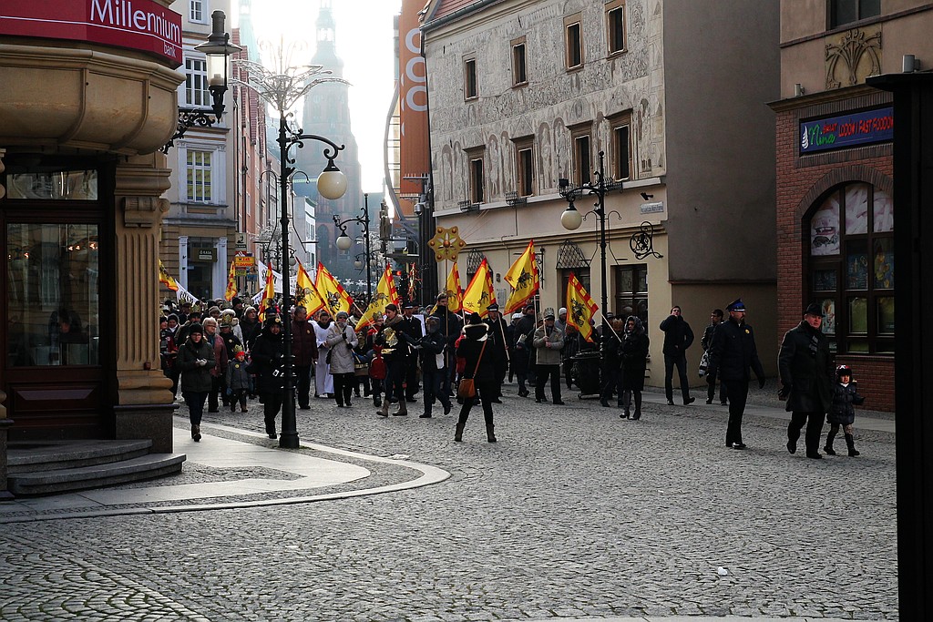 Tłum legniczan przeszedł w Orszaku Trzech Króli