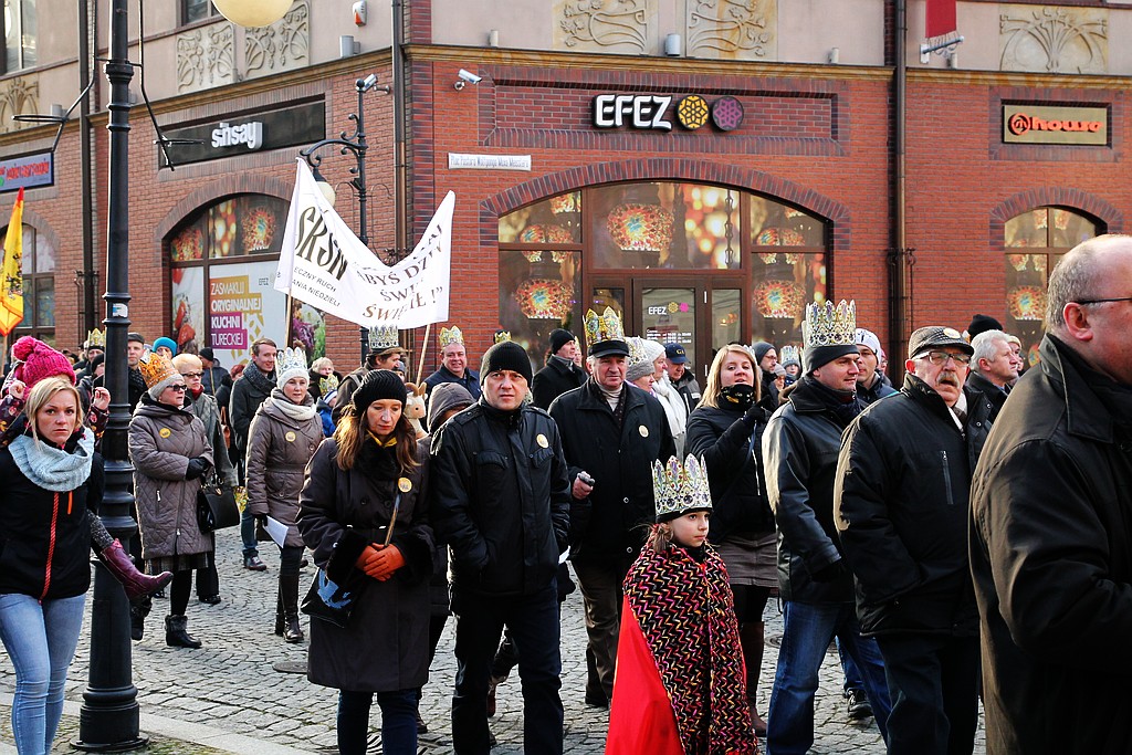 Tłum legniczan przeszedł w Orszaku Trzech Króli