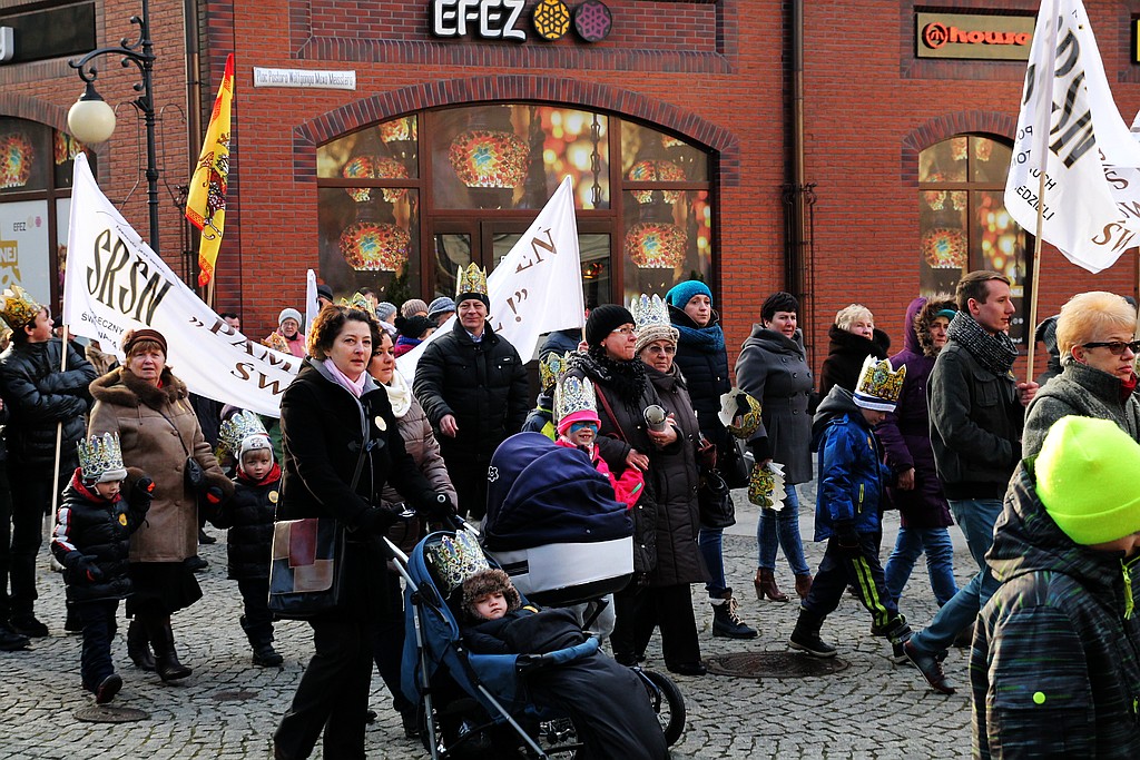 Tłum legniczan przeszedł w Orszaku Trzech Króli