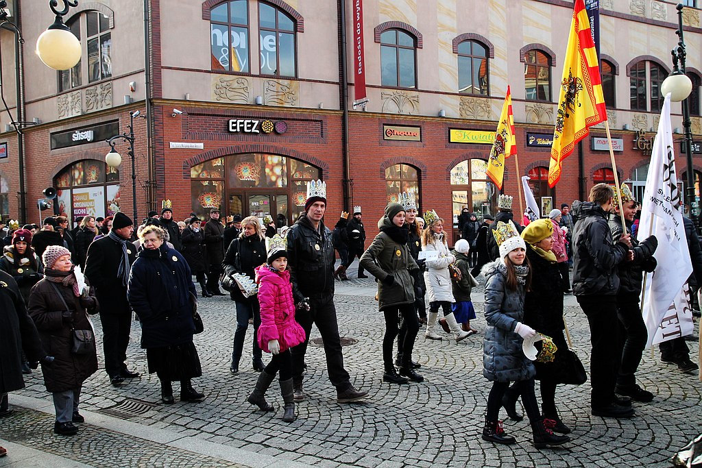 Tłum legniczan przeszedł w Orszaku Trzech Króli