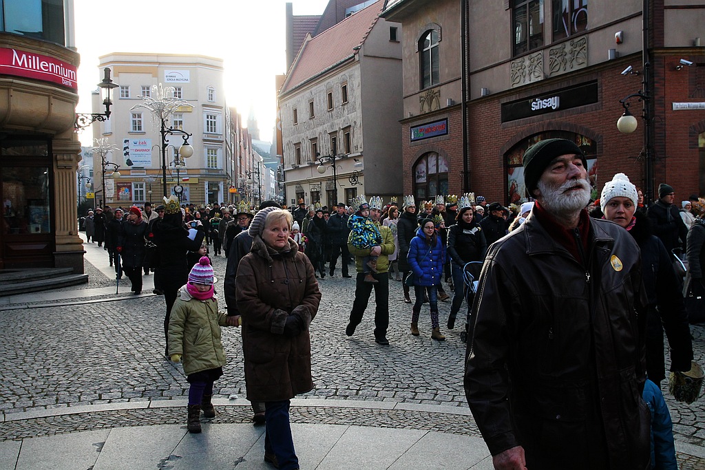 Tłum legniczan przeszedł w Orszaku Trzech Króli