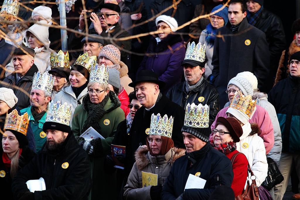 Tłum legniczan przeszedł w Orszaku Trzech Króli