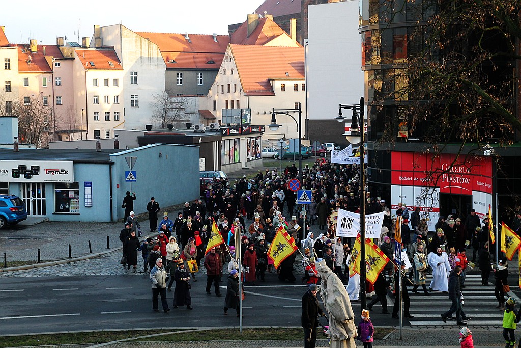 Tłum legniczan przeszedł w Orszaku Trzech Króli
