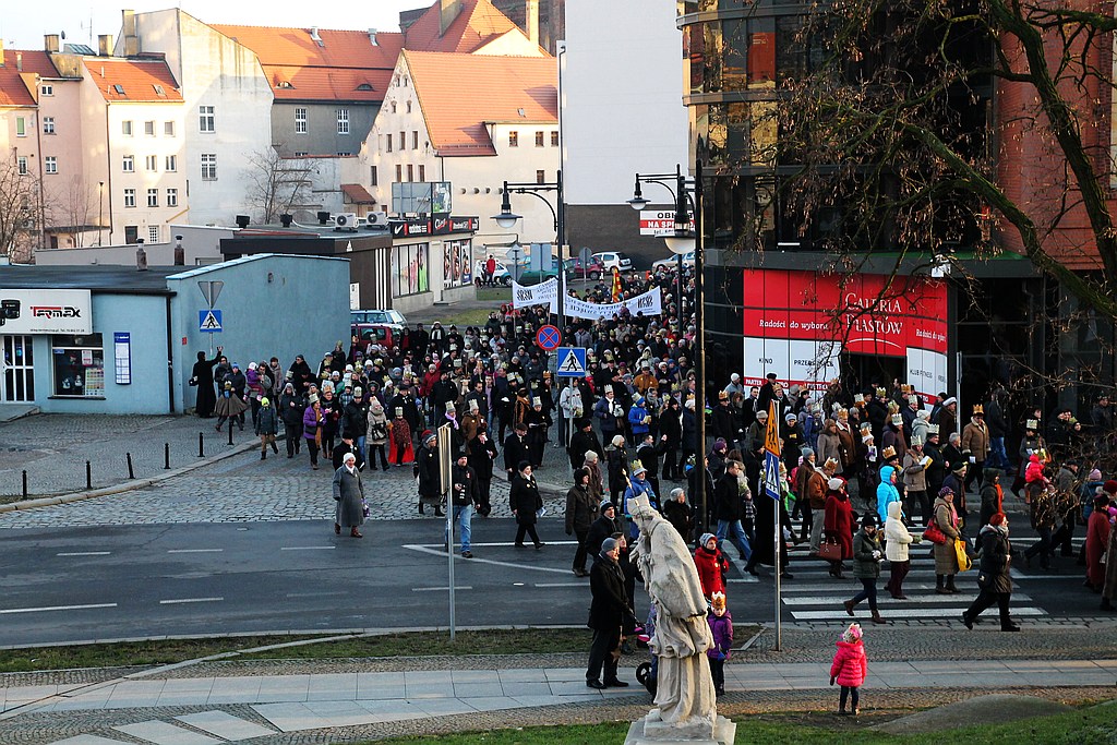 Tłum legniczan przeszedł w Orszaku Trzech Króli