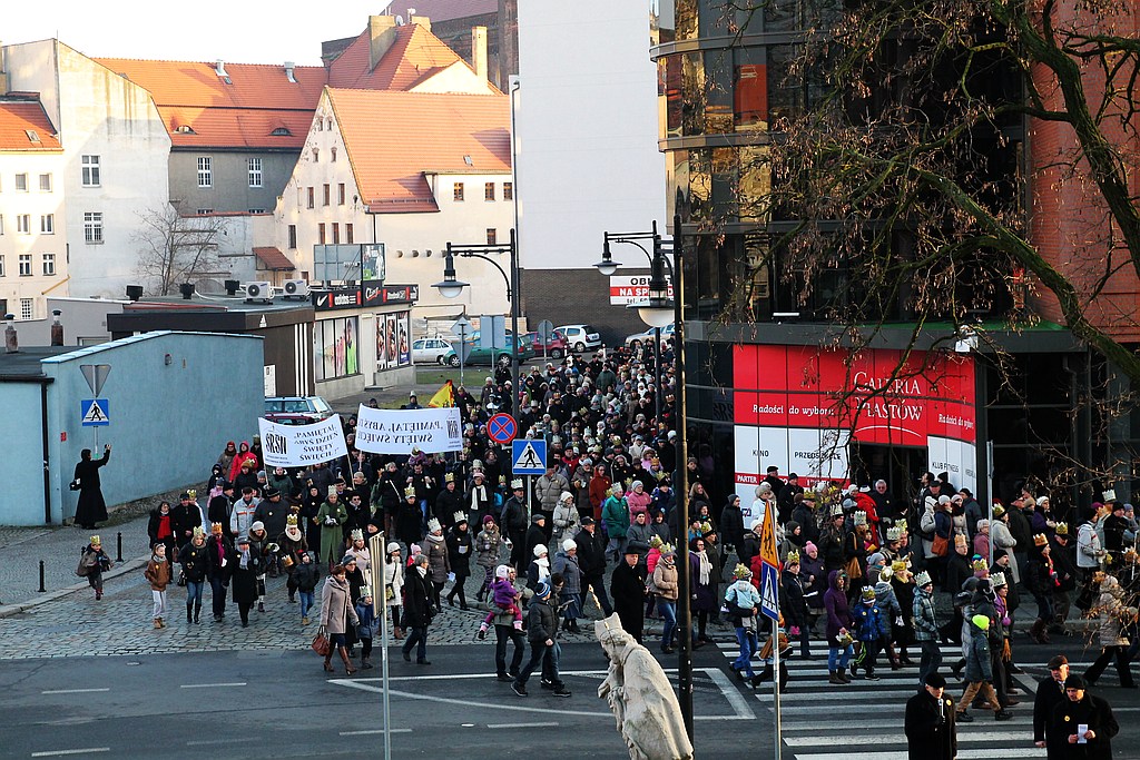 Tłum legniczan przeszedł w Orszaku Trzech Króli