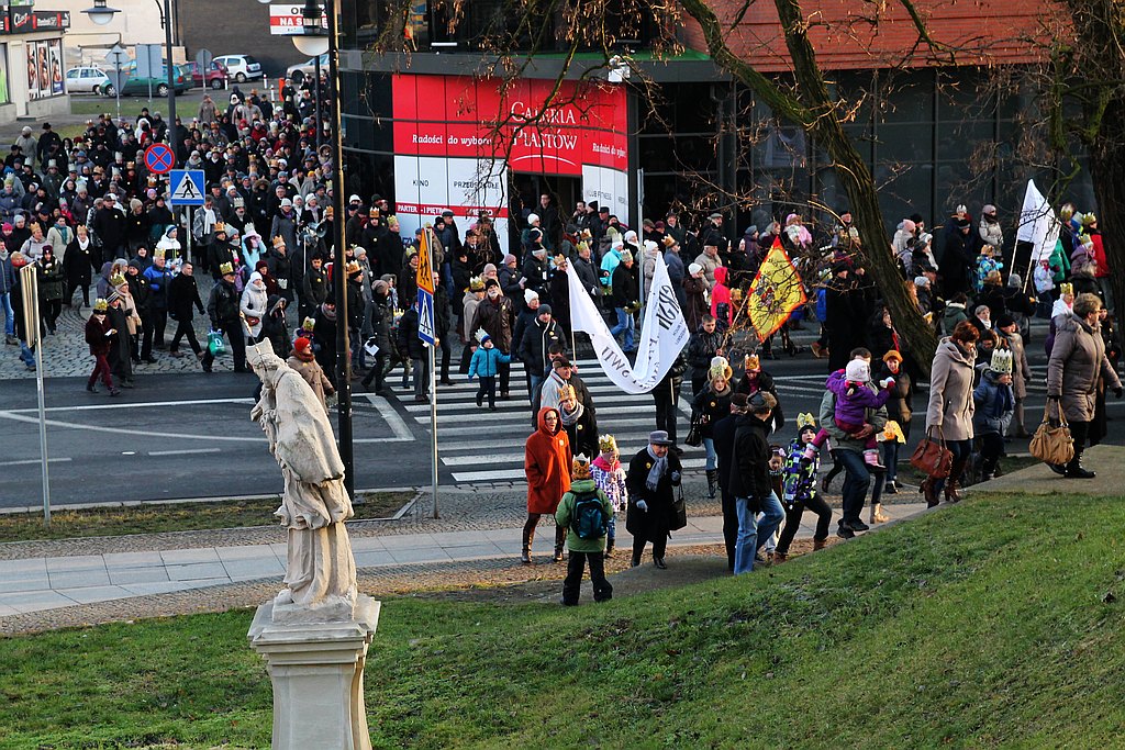 Tłum legniczan przeszedł w Orszaku Trzech Króli