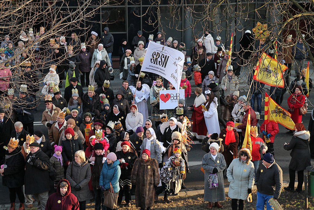 Tłum legniczan przeszedł w Orszaku Trzech Króli