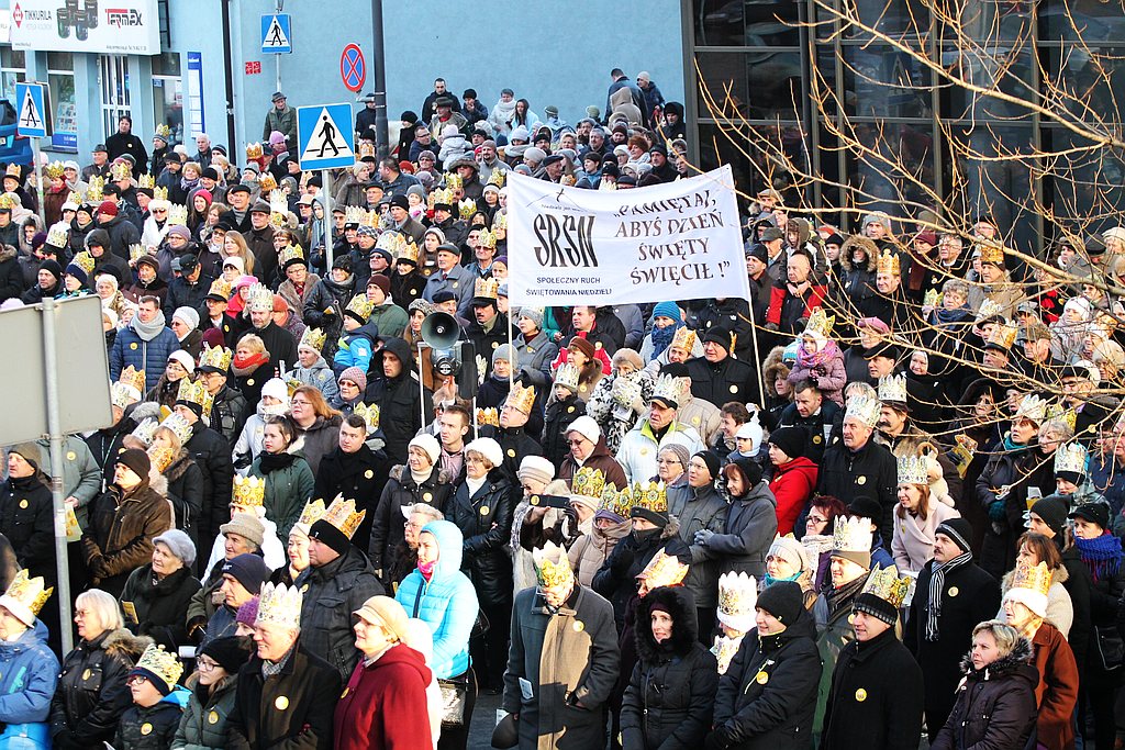 Tłum legniczan przeszedł w Orszaku Trzech Króli