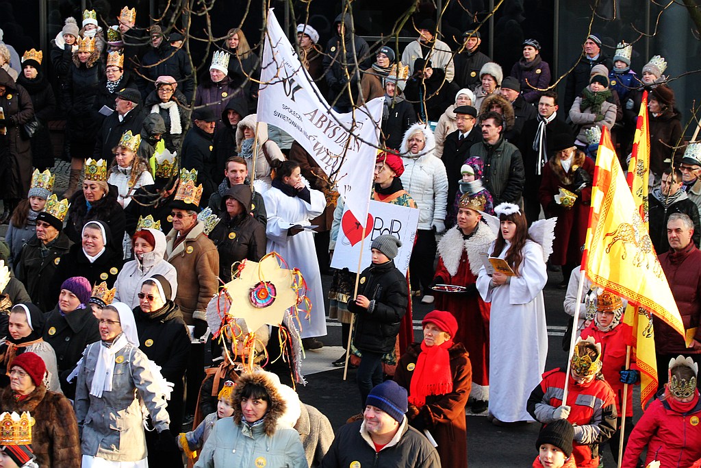 Tłum legniczan przeszedł w Orszaku Trzech Króli