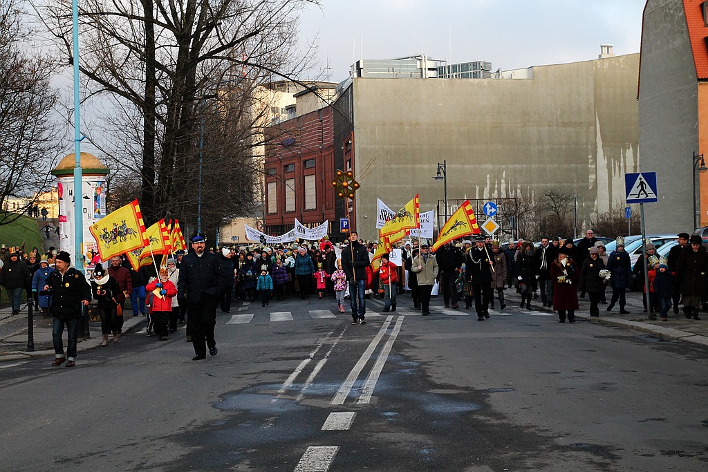 Tłum legniczan przeszedł w Orszaku Trzech Króli