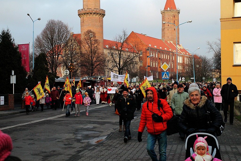 Tłum legniczan przeszedł w Orszaku Trzech Króli