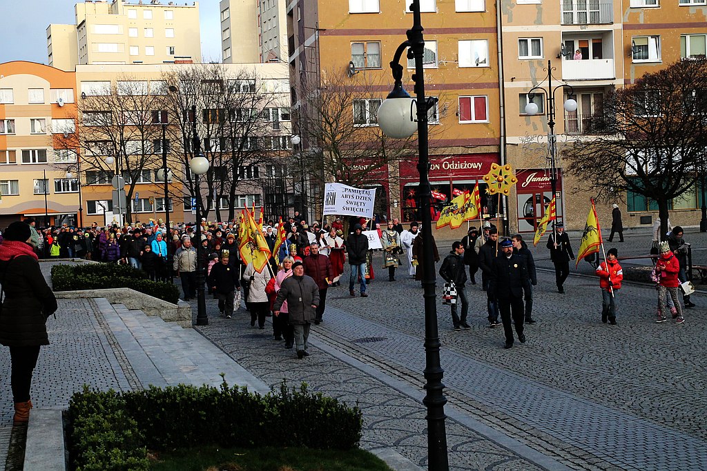 Tłum legniczan przeszedł w Orszaku Trzech Króli