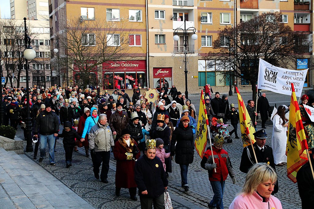 Tłum legniczan przeszedł w Orszaku Trzech Króli