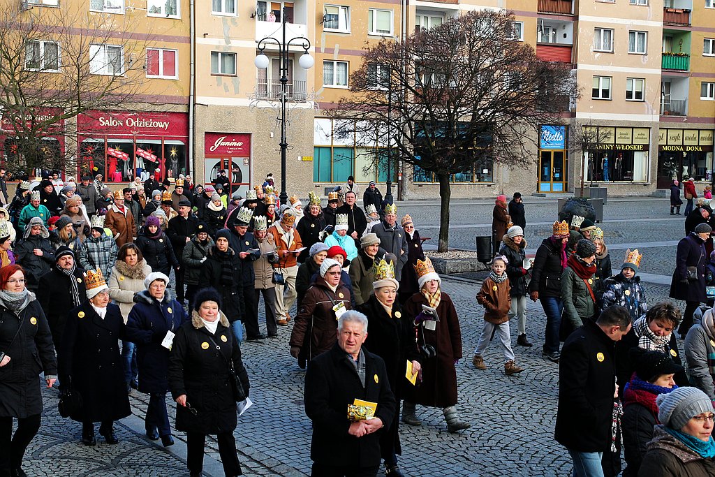 Tłum legniczan przeszedł w Orszaku Trzech Króli
