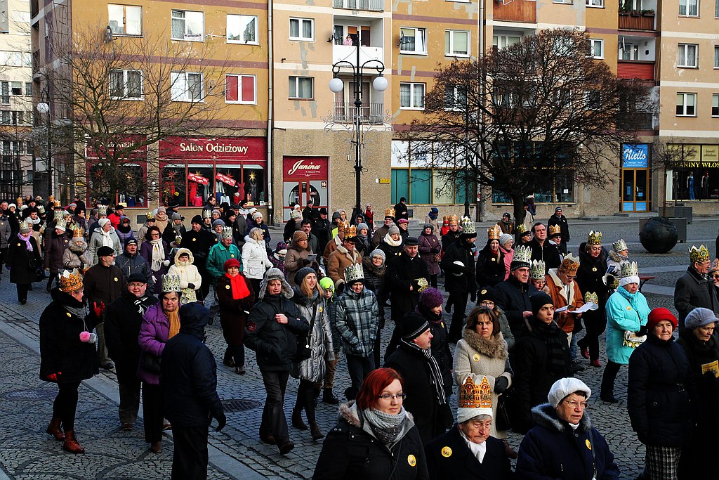 Tłum legniczan przeszedł w Orszaku Trzech Króli