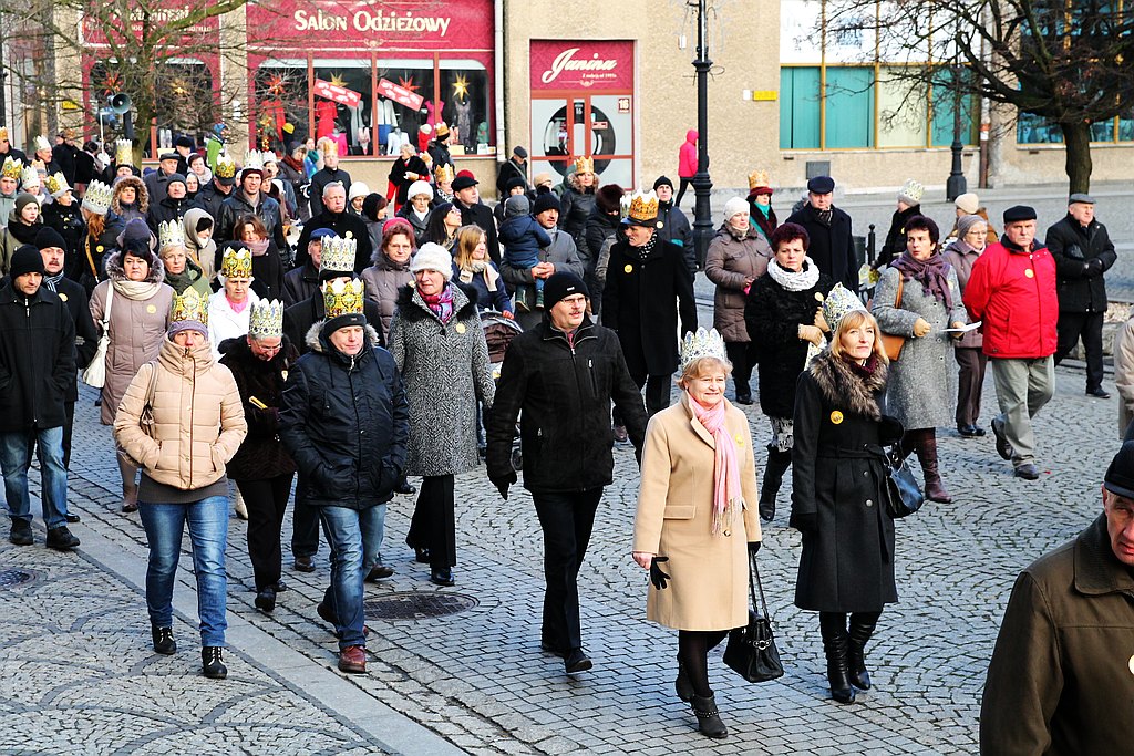 Tłum legniczan przeszedł w Orszaku Trzech Króli