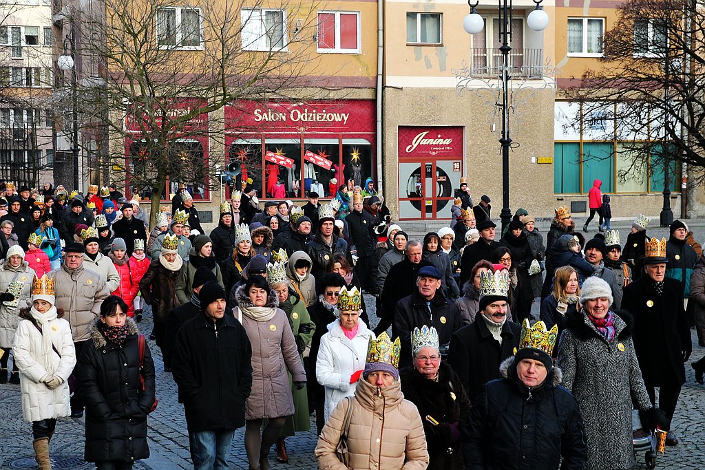Tłum legniczan przeszedł w Orszaku Trzech Króli