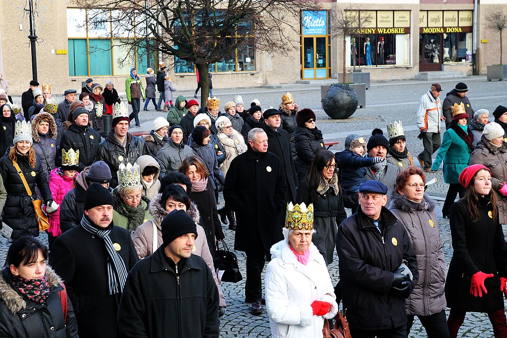 Tłum legniczan przeszedł w Orszaku Trzech Króli