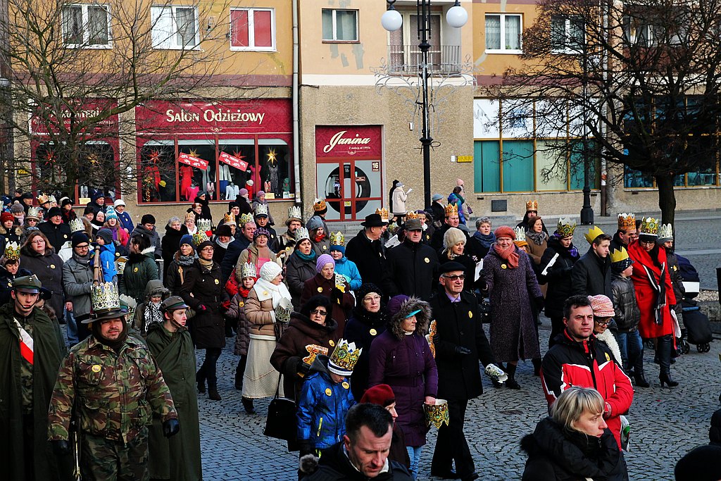 Tłum legniczan przeszedł w Orszaku Trzech Króli
