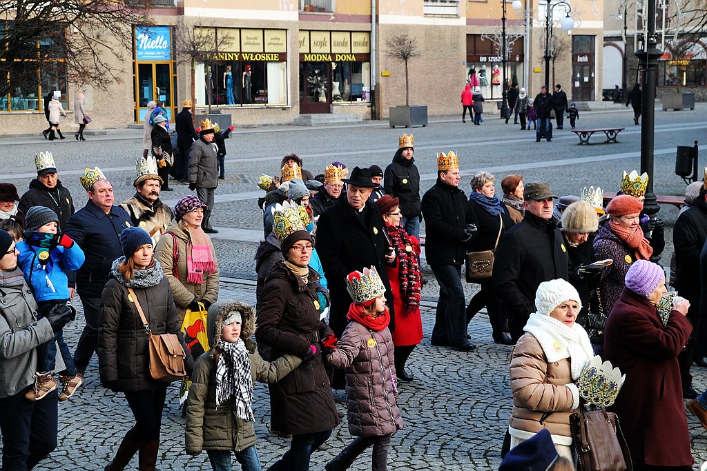 Tłum legniczan przeszedł w Orszaku Trzech Króli