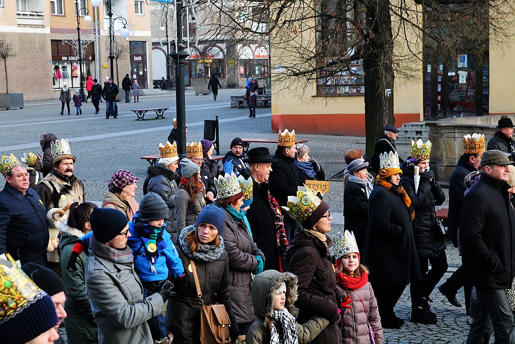 Tłum legniczan przeszedł w Orszaku Trzech Króli
