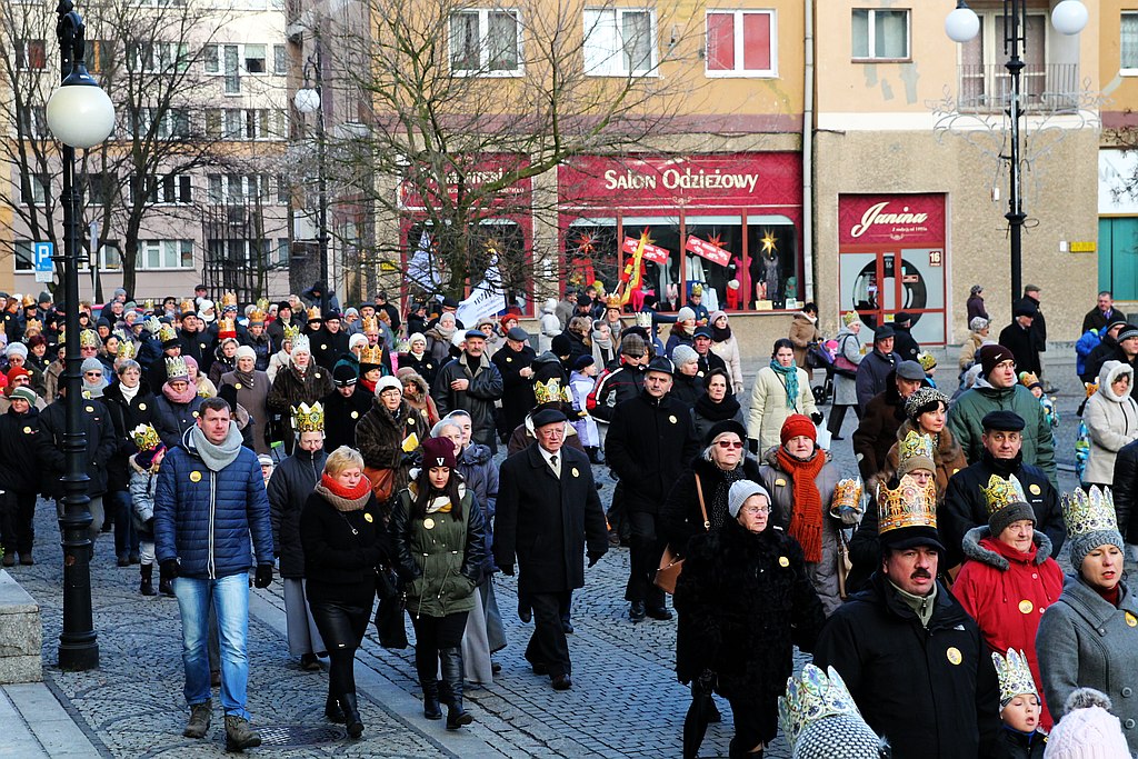 Tłum legniczan przeszedł w Orszaku Trzech Króli