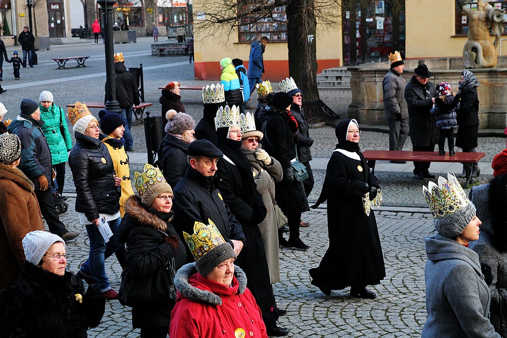 Tłum legniczan przeszedł w Orszaku Trzech Króli
