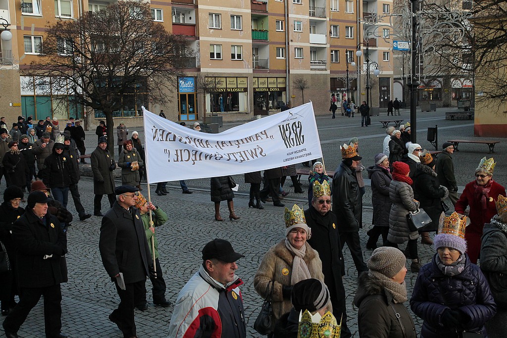 Tłum legniczan przeszedł w Orszaku Trzech Króli