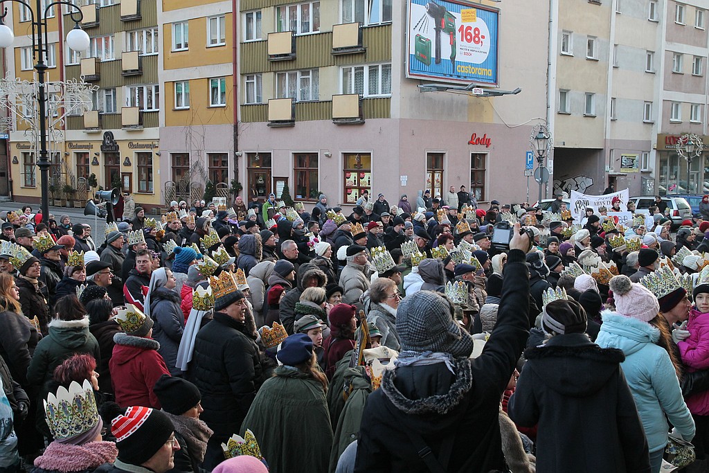 Tłum legniczan przeszedł w Orszaku Trzech Króli